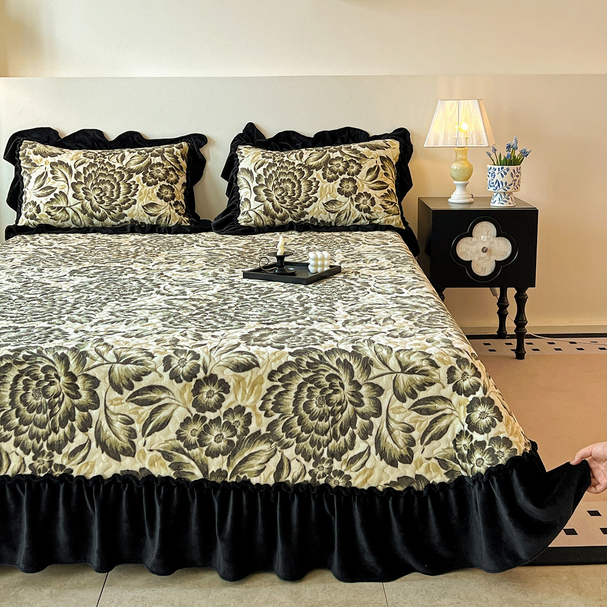 91家纺网 家纺一手货源 找家纺 云玲时尚 2025新款牛奶绒赫本风夹棉床盖三件套 花海-绿