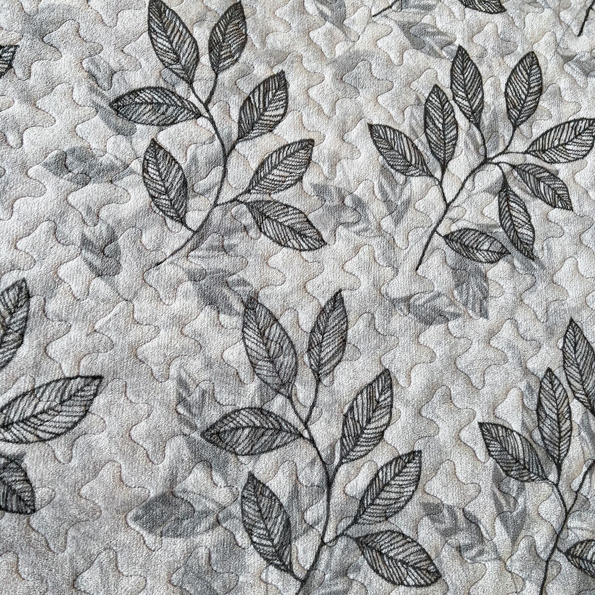 91家纺网 家纺一手货源 找家纺 云玲时尚 2025新款牛奶绒赫本风夹棉床盖三件套 知叶-灰