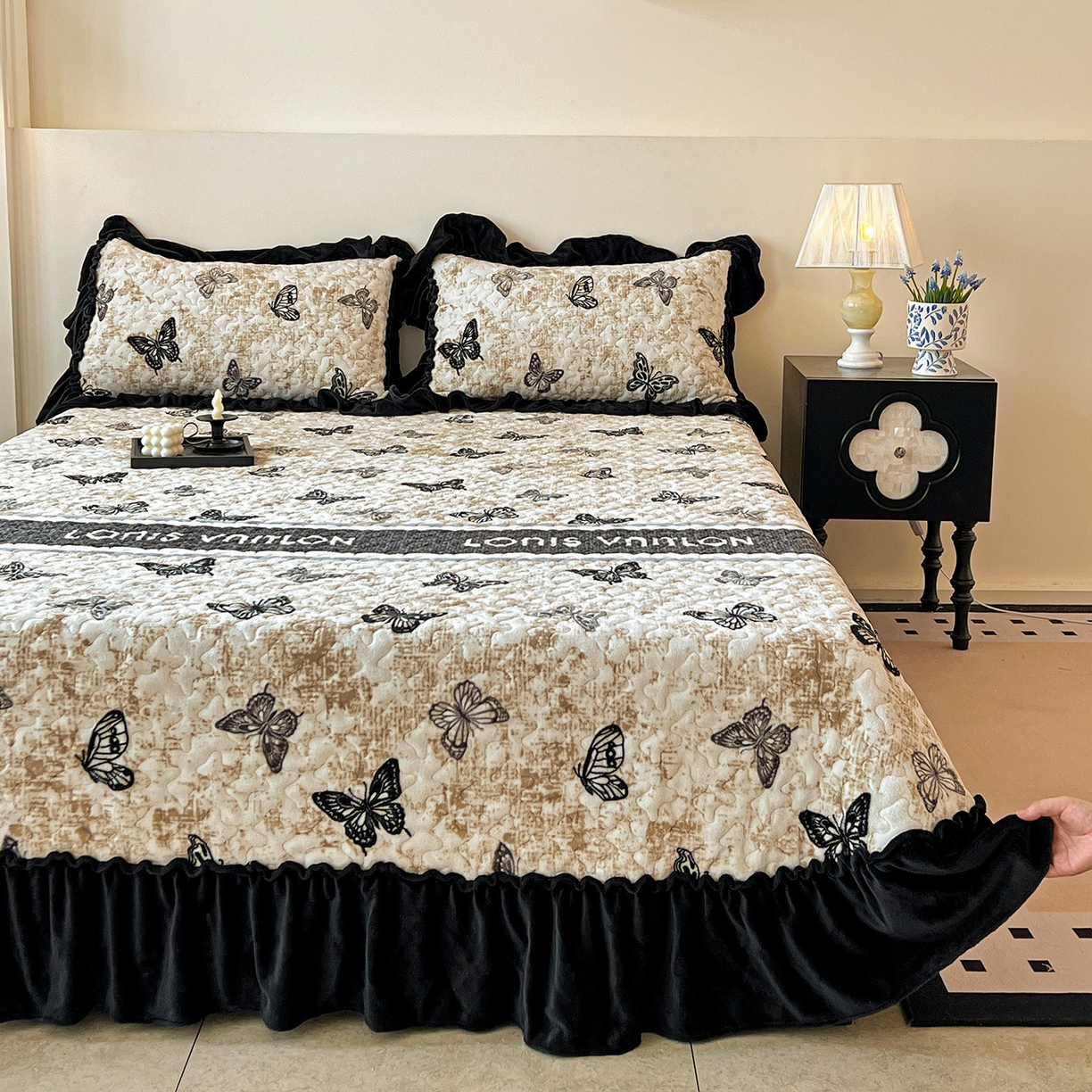 91家纺网 家纺一手货源 找家纺 云玲时尚 2025新款牛奶绒赫本风夹棉床盖三件套 蝴蝶-陀