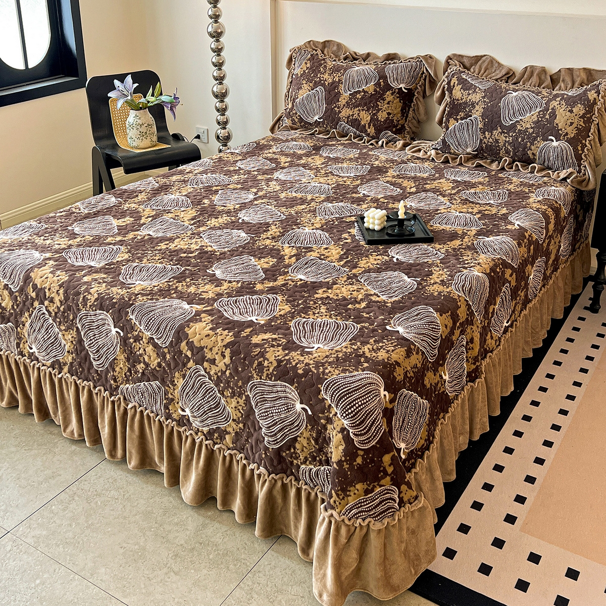 91家纺网 家纺一手货源 找家纺 云玲时尚 2025新款牛奶绒赫本风夹棉床盖三件套 南瓜-咖