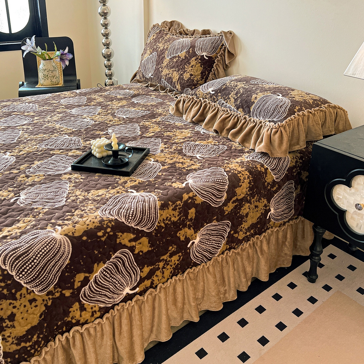 91家纺网 家纺一手货源 找家纺 云玲时尚 2025新款牛奶绒赫本风夹棉床盖三件套 南瓜-咖