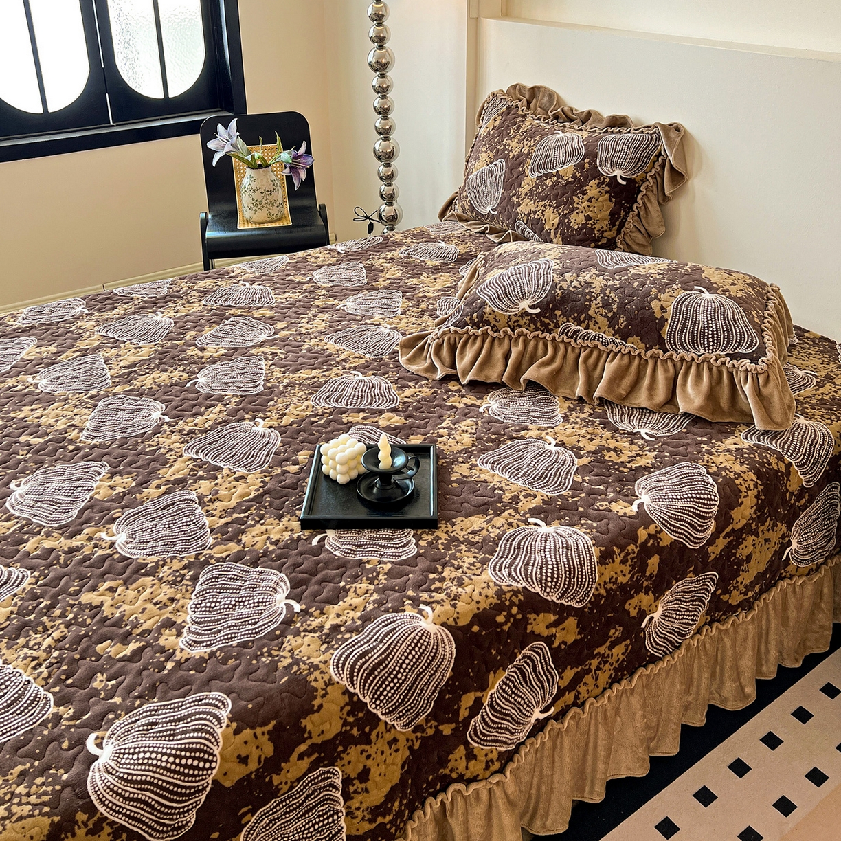 91家纺网 家纺一手货源 找家纺 云玲时尚 2025新款牛奶绒赫本风夹棉床盖三件套 南瓜-咖