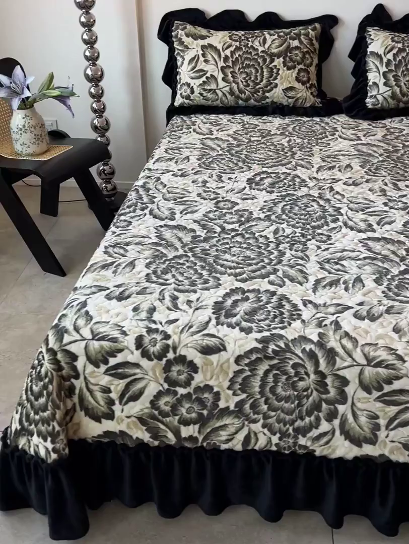 91家纺网 家纺一手货源 找家纺 云玲时尚 2025新款牛奶绒赫本风夹棉床盖三件套 花海-绿