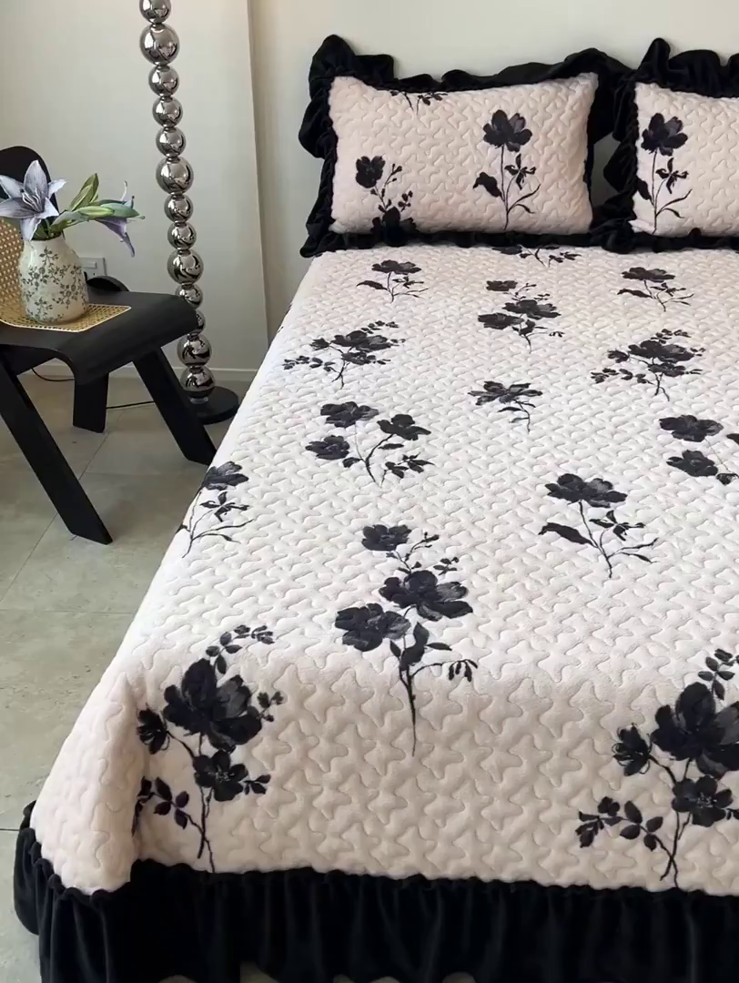 91家纺网 家纺一手货源 找家纺 云玲时尚 2025新款牛奶绒赫本风夹棉床盖三件套 雅韵-米