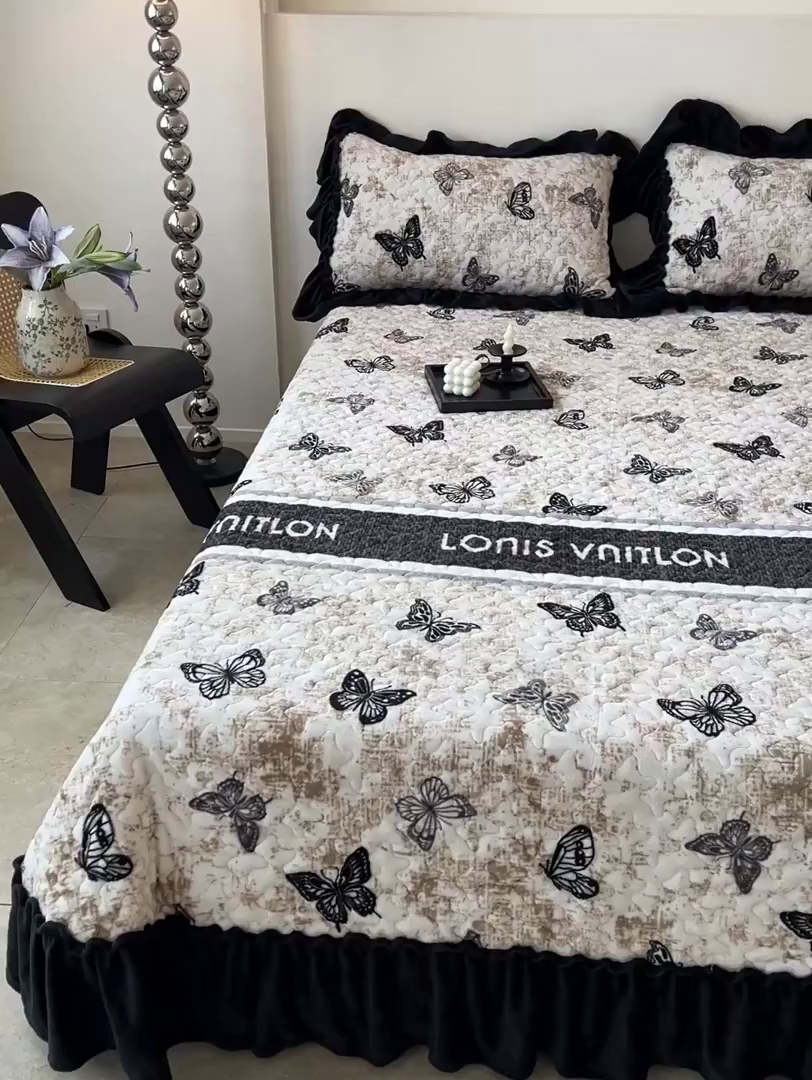 91家纺网 家纺一手货源 找家纺 云玲时尚 2025新款牛奶绒赫本风夹棉床盖三件套 蝴蝶-陀