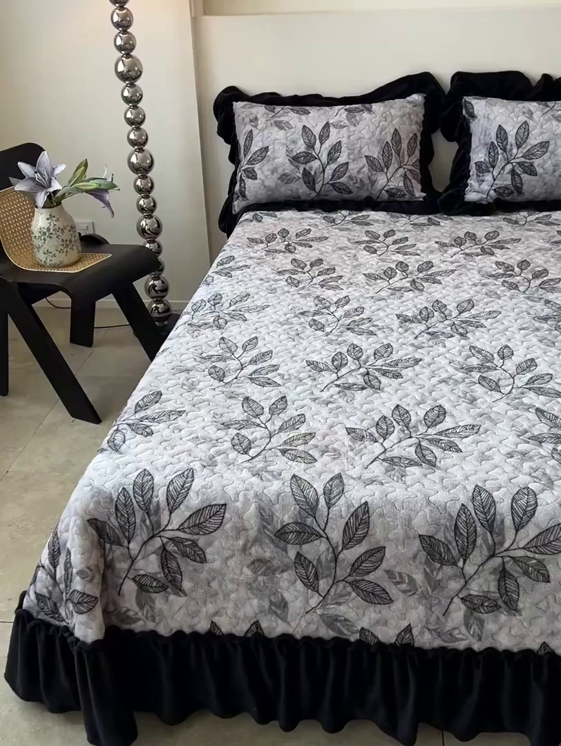 91家纺网 家纺一手货源 找家纺 云玲时尚 2025新款牛奶绒赫本风夹棉床盖三件套 知叶-灰