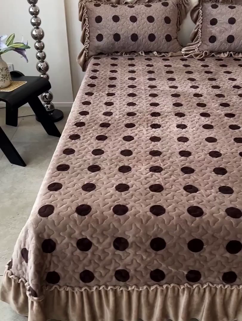 91家纺网 家纺一手货源 找家纺 云玲时尚 2025新款牛奶绒赫本风夹棉床盖三件套 圈点-咖