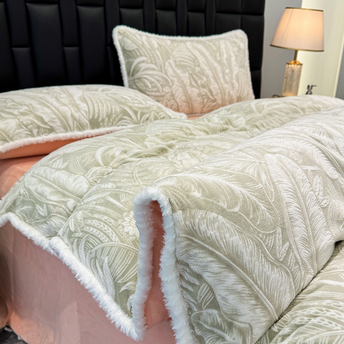 91家纺网 家纺一手货源 找家纺 云玲时尚 2025新款牛奶绒立体雕花兔毛绒包边四件套 暖意浓浓