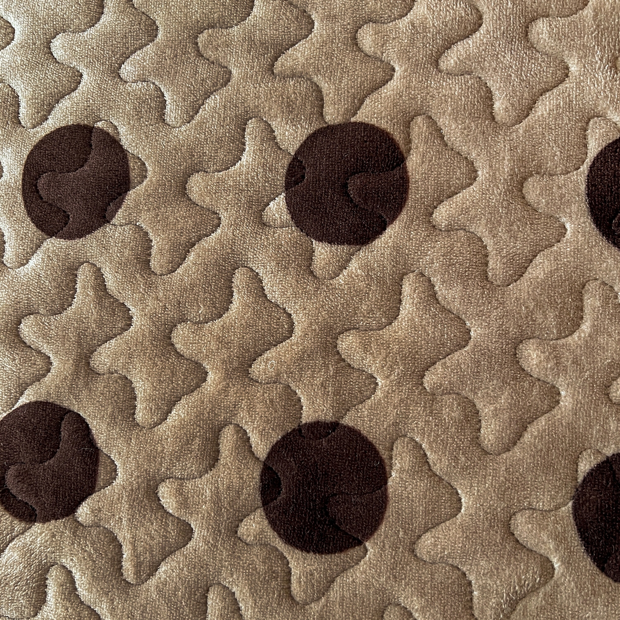 91家纺网 家纺一手货源 找家纺 云玲时尚 2025新款牛奶绒赫本风夹棉床盖三件套 圈点-咖