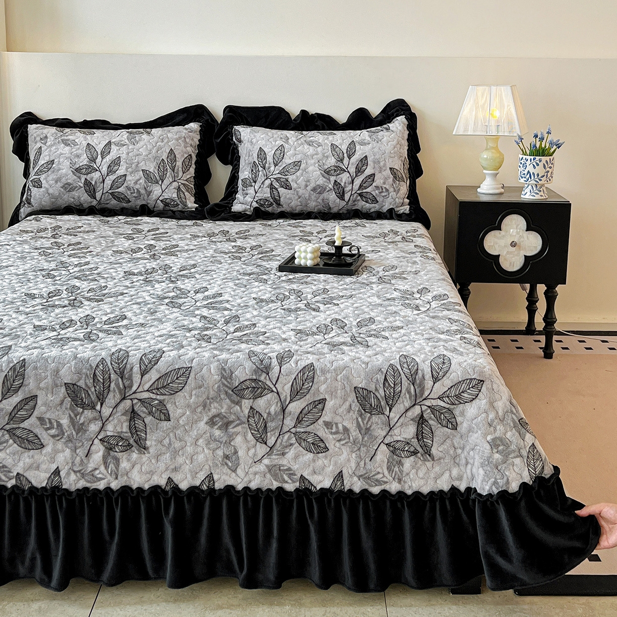 91家纺网 家纺一手货源 找家纺 云玲时尚 2025新款牛奶绒赫本风夹棉床盖三件套 知叶-灰