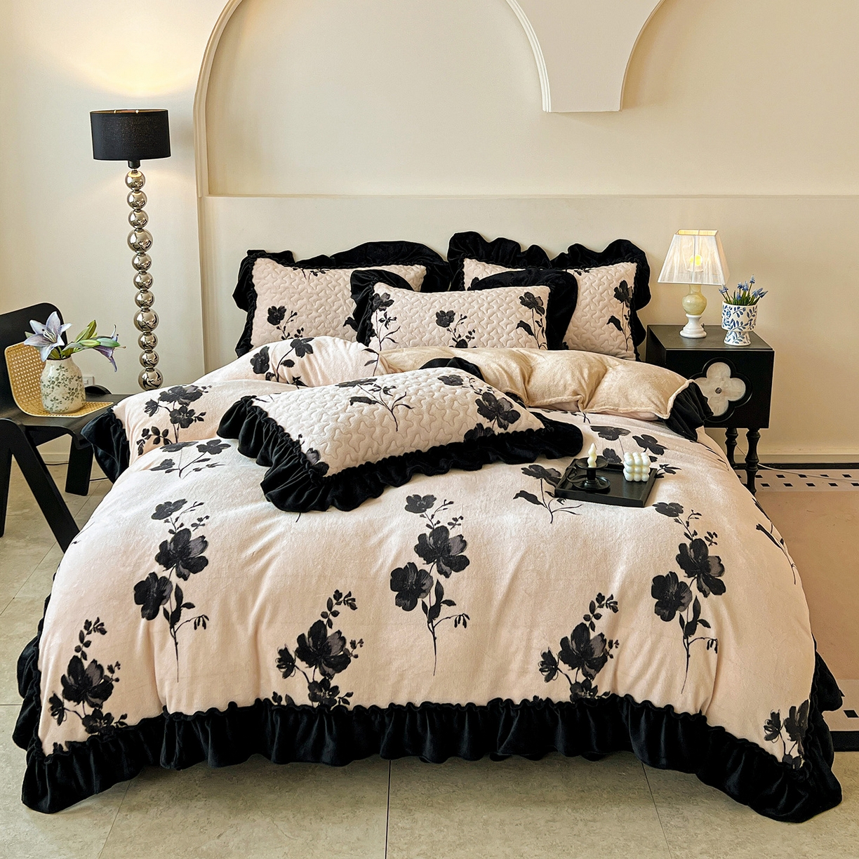 91家纺网 家纺一手货源 找家纺 云玲时尚 2025新款牛奶绒赫本风夹棉床盖四件套 雅韵-米