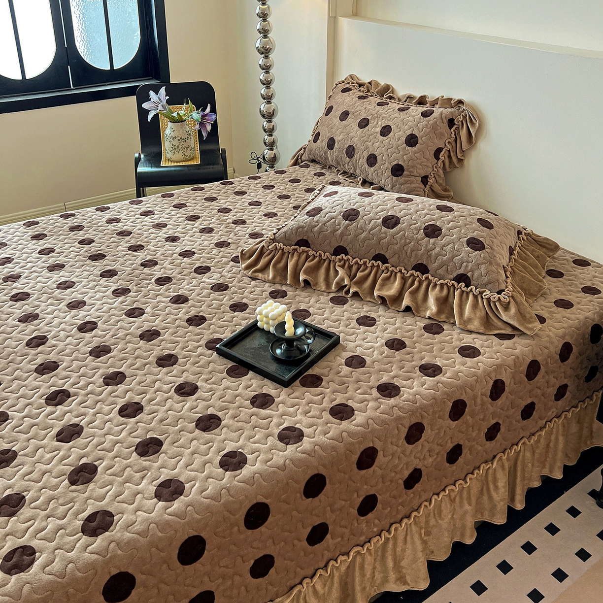 91家纺网 家纺一手货源 找家纺 云玲时尚 2025新款牛奶绒赫本风夹棉床盖四件套 圈点-咖