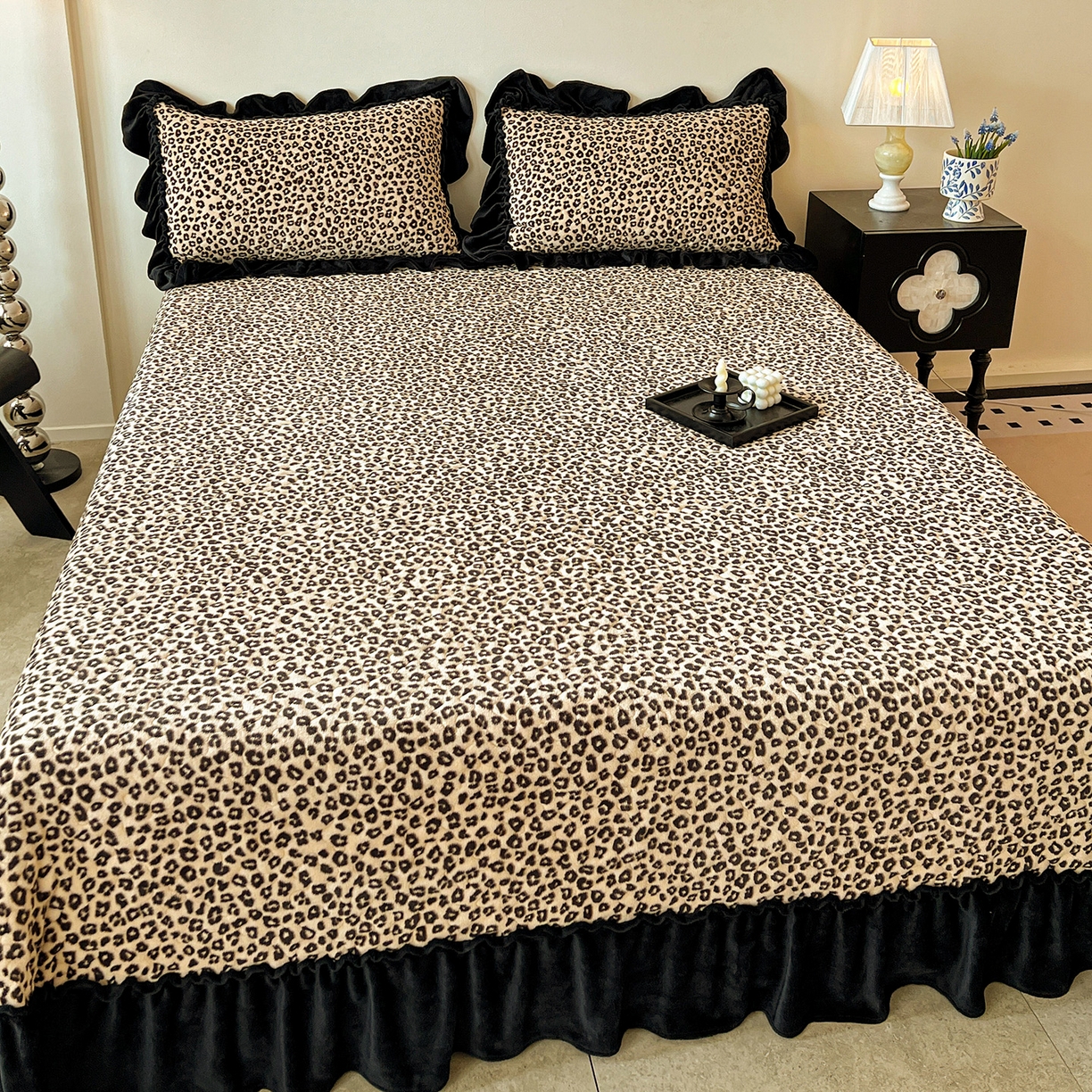 91家纺网 家纺一手货源 找家纺 云玲时尚 2025新款牛奶绒赫本风夹棉床盖四件套 豹纹-陀