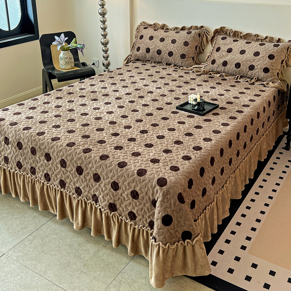 91家纺网 家纺一手货源 找家纺 云玲时尚 2025新款牛奶绒赫本风夹棉床盖四件套 圈点-咖