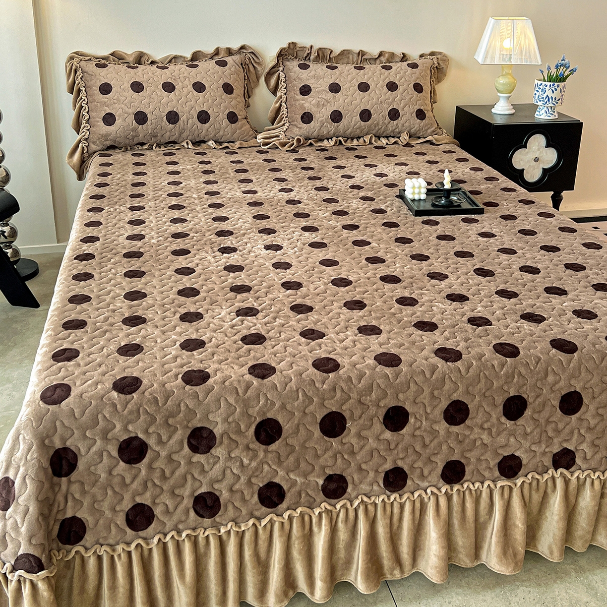 91家纺网 家纺一手货源 找家纺 云玲时尚 2025新款牛奶绒赫本风夹棉床盖四件套 圈点-咖