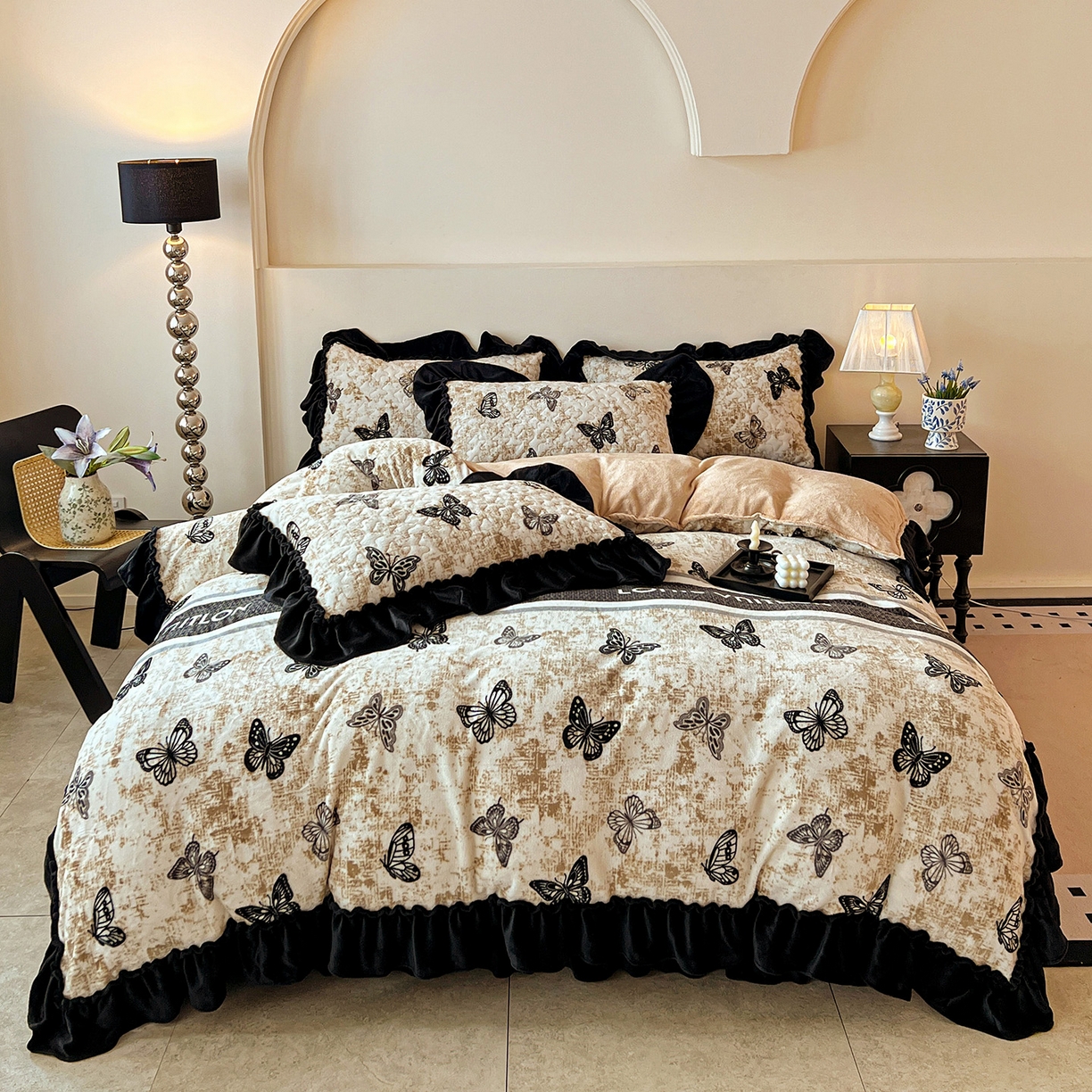 91家纺网 家纺一手货源 找家纺 云玲时尚 2025新款牛奶绒赫本风夹棉床盖四件套 蝴蝶-陀