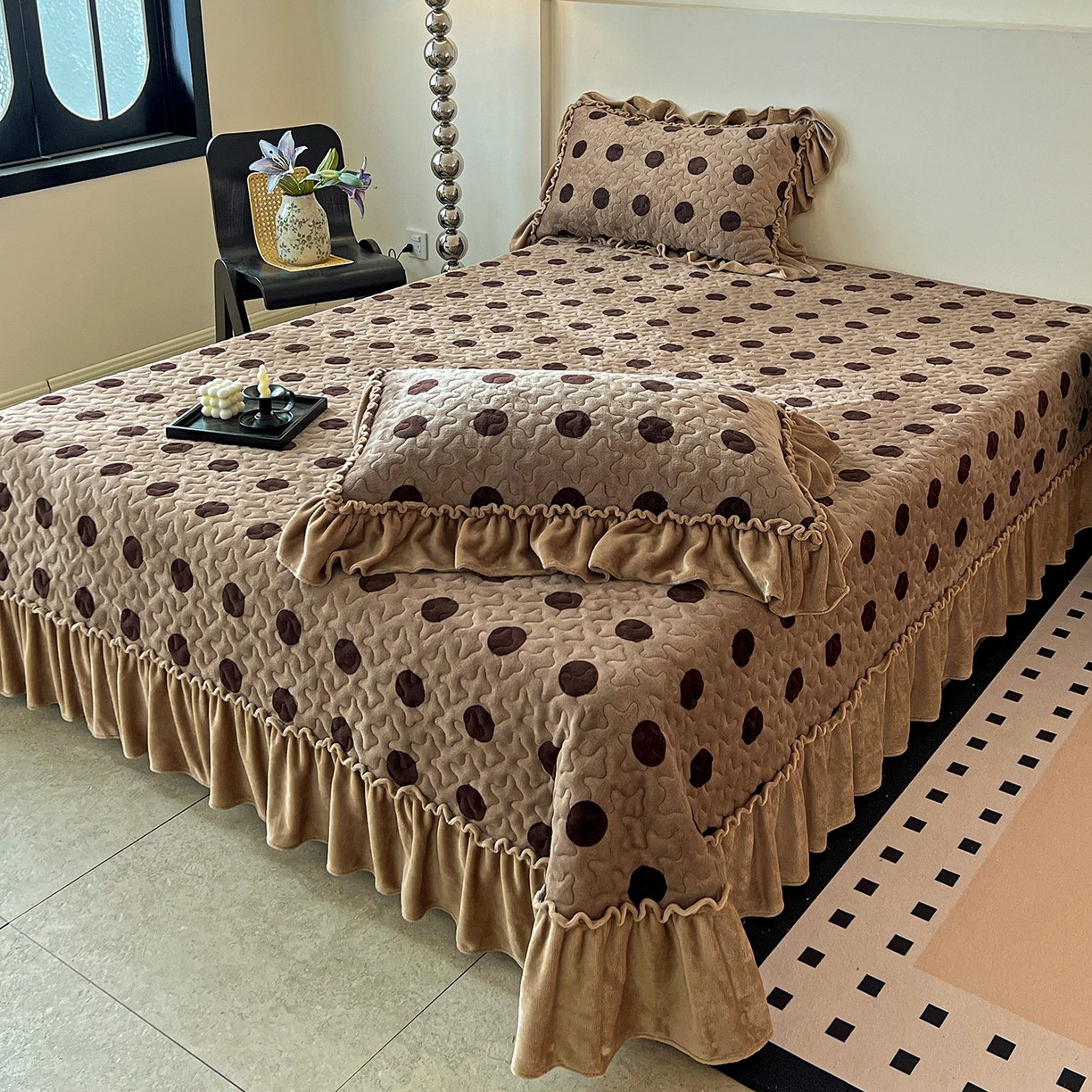 91家纺网 家纺一手货源 找家纺 云玲时尚 2025新款牛奶绒赫本风夹棉床盖四件套 圈点-咖