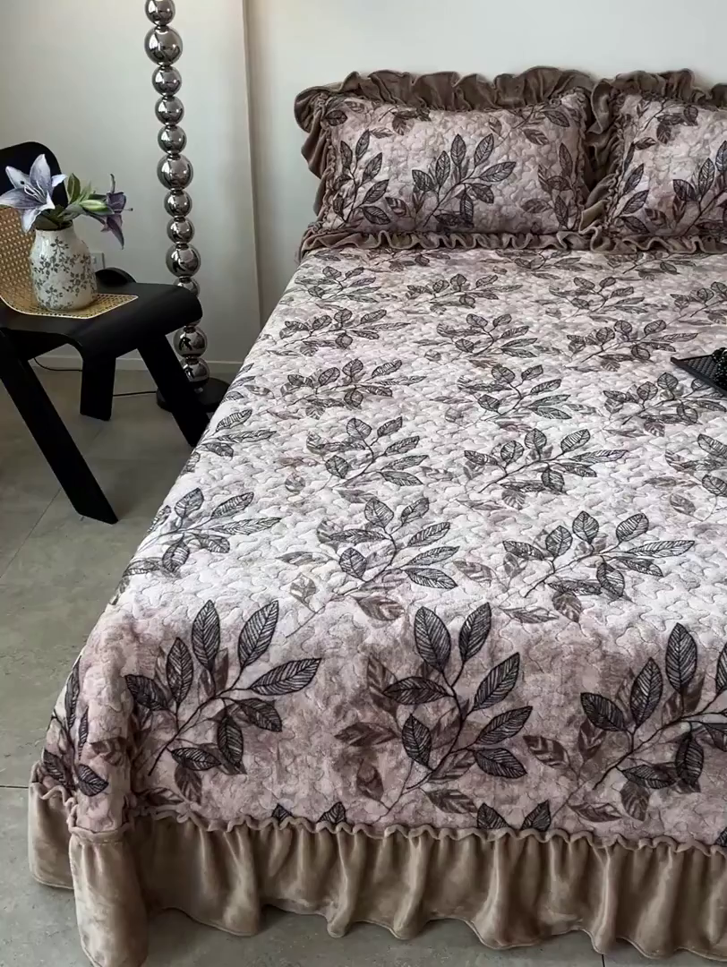 91家纺网 家纺一手货源 找家纺 （总）云玲时尚 2025新款牛奶绒赫本风夹棉床盖四件套