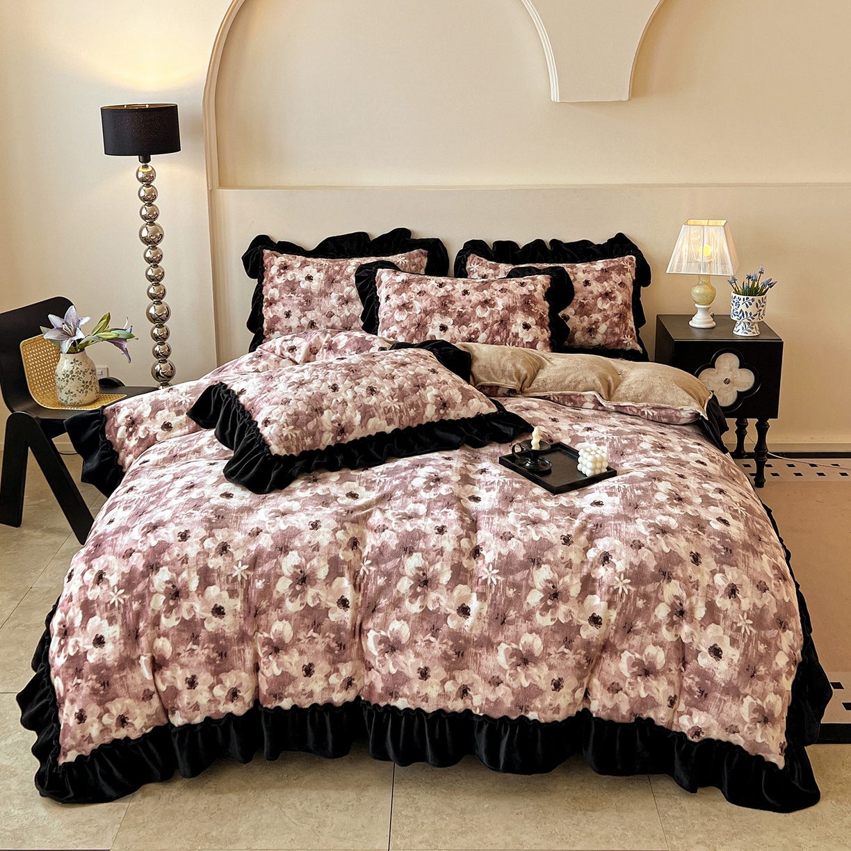 91家纺网 家纺一手货源 找家纺 云玲时尚 2025新款牛奶绒赫本风夹棉床盖四件套 樱花-粉