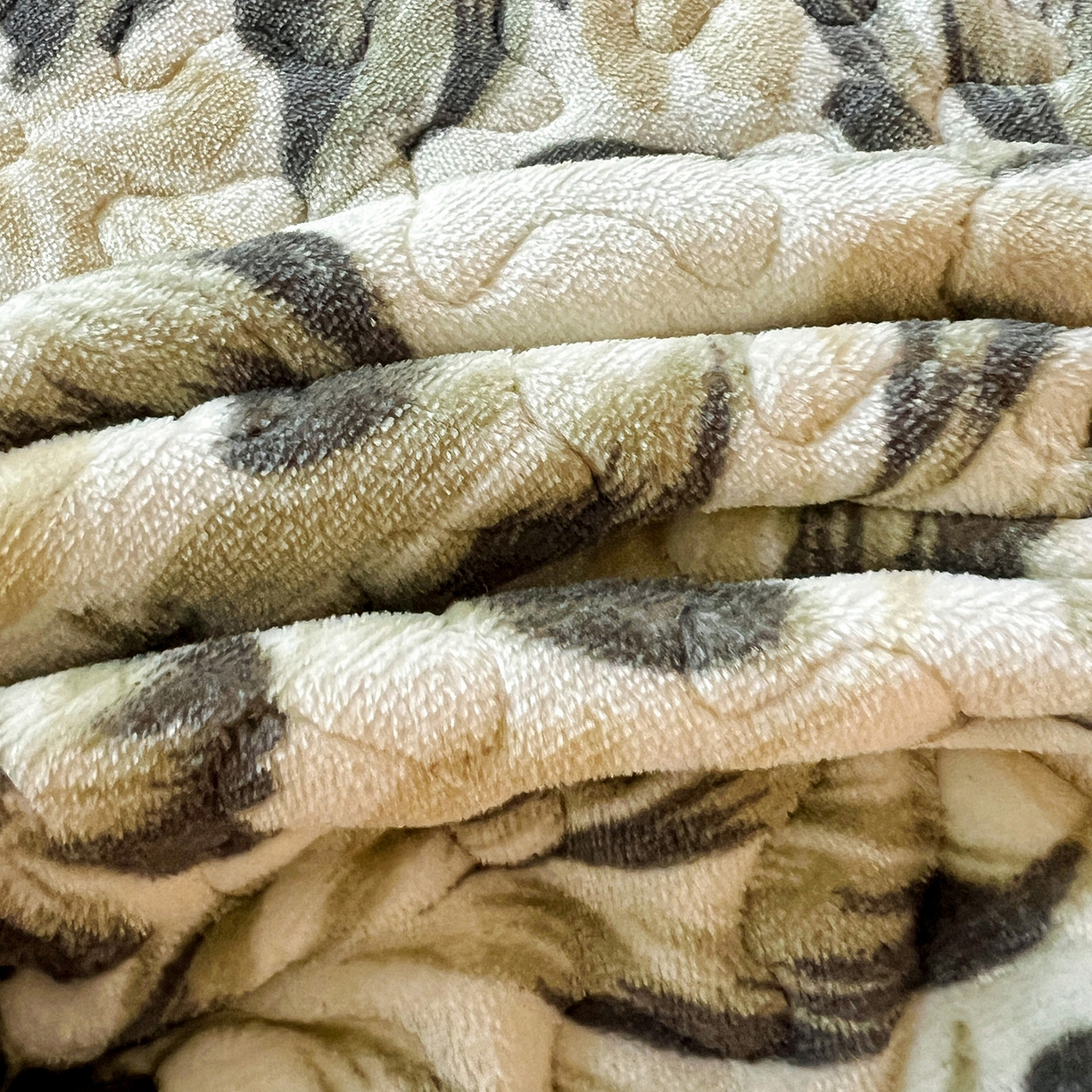 91家纺网 家纺一手货源 找家纺 云玲时尚 2025新款牛奶绒赫本风夹棉床盖四件套 花海-绿