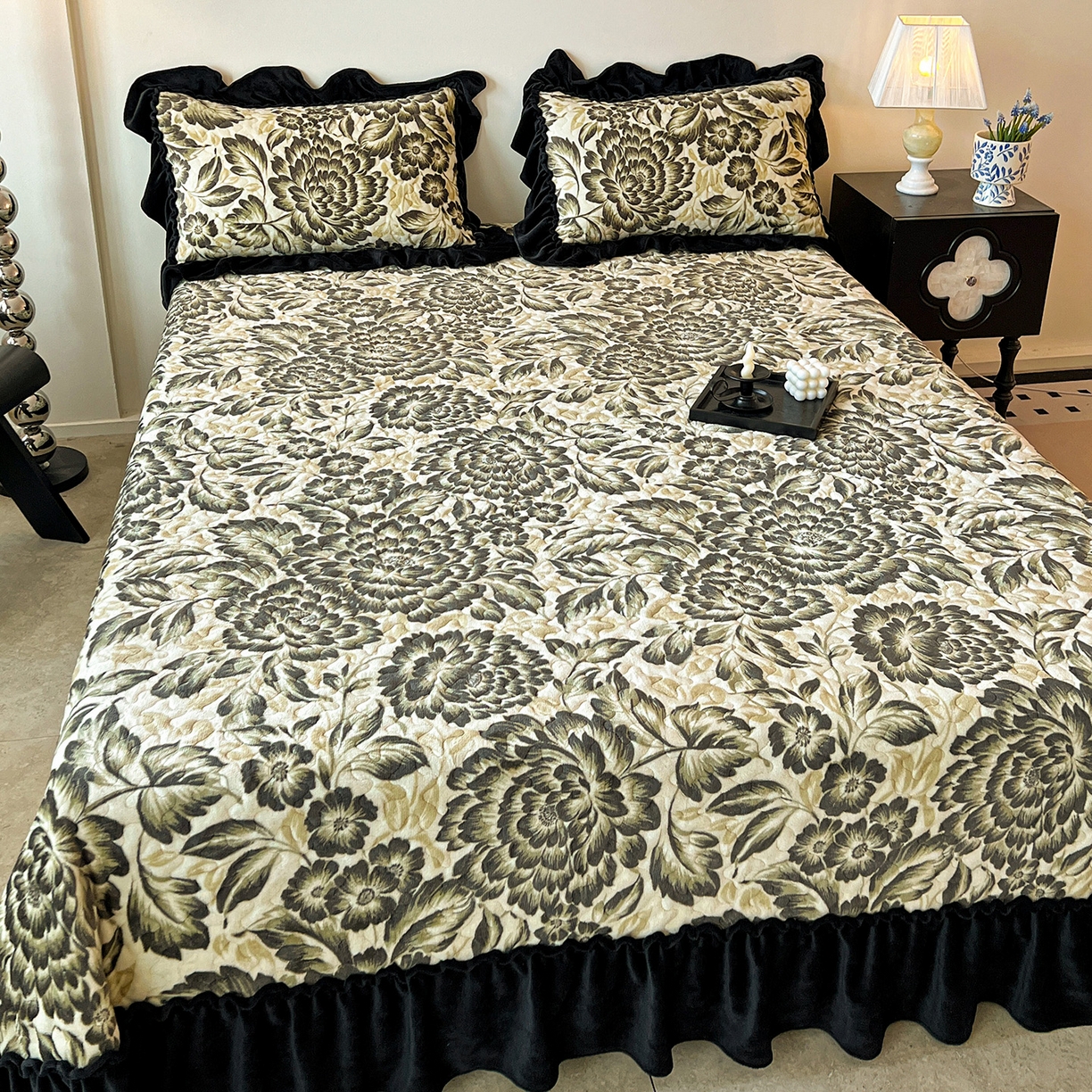 91家纺网 家纺一手货源 找家纺 云玲时尚 2025新款牛奶绒赫本风夹棉床盖四件套 花海-绿