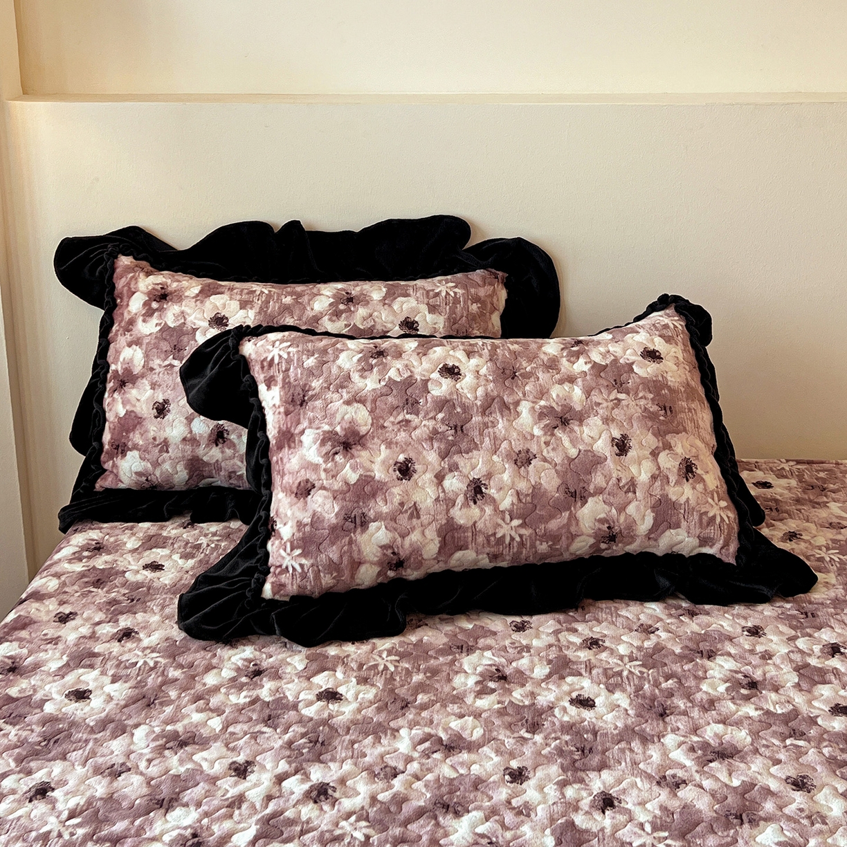 91家纺网 家纺一手货源 找家纺 云玲时尚 2025新款牛奶绒赫本风夹棉床盖四件套 樱花-粉