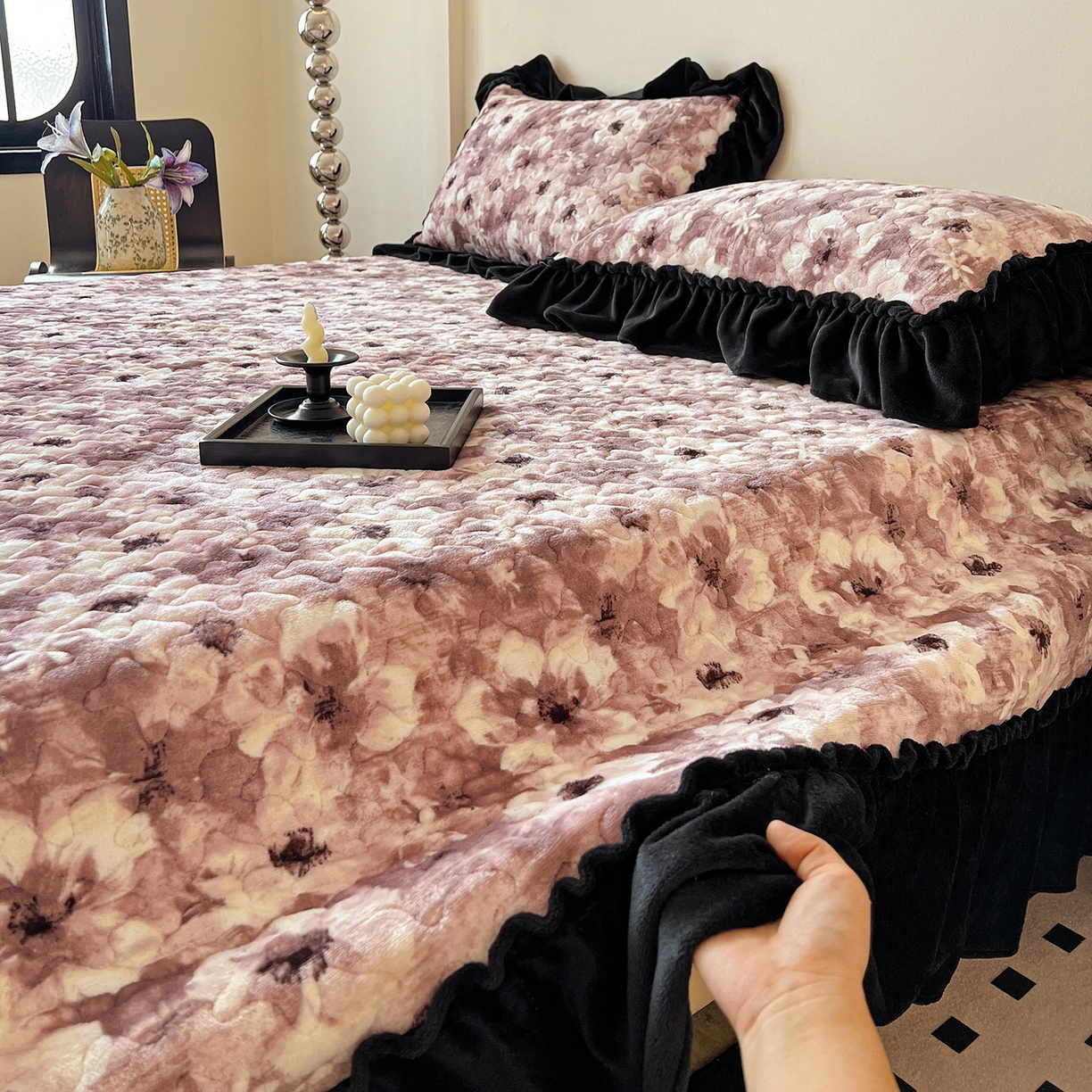 91家纺网 家纺一手货源 找家纺 云玲时尚 2025新款牛奶绒赫本风夹棉床盖四件套 樱花-粉