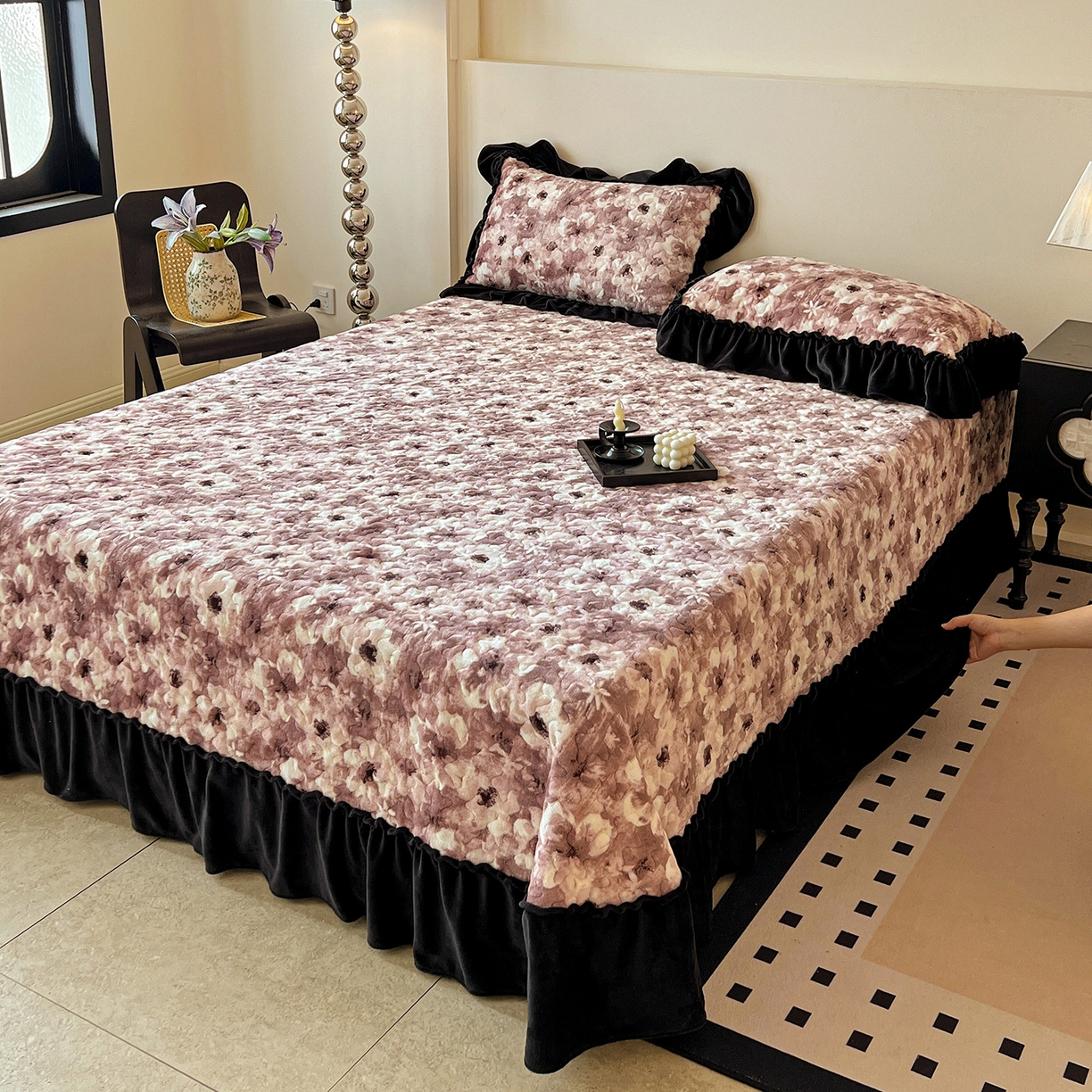 91家纺网 家纺一手货源 找家纺 云玲时尚 2025新款牛奶绒赫本风夹棉床盖四件套 樱花-粉