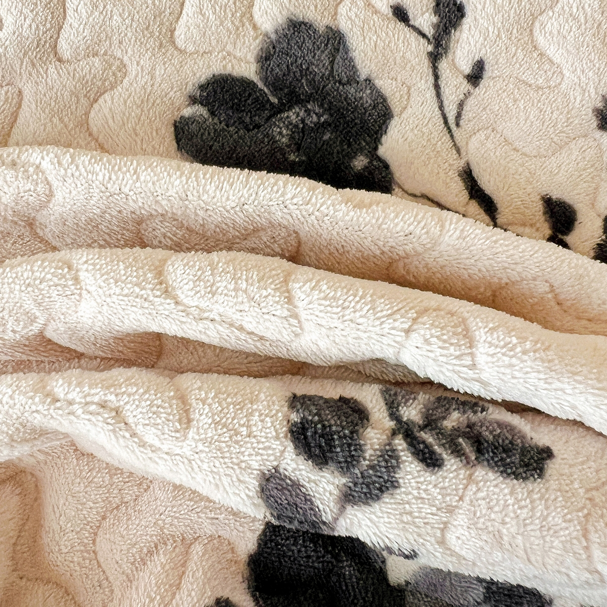 91家纺网 家纺一手货源 找家纺 云玲时尚 2025新款牛奶绒赫本风夹棉床盖四件套 雅韵-米