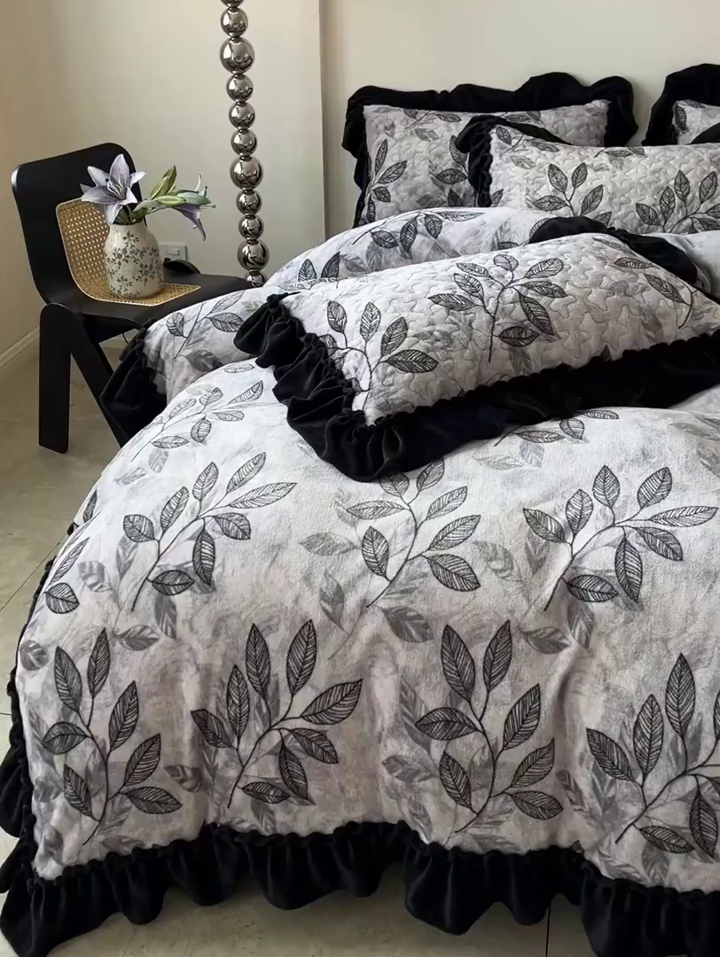 91家纺网 家纺一手货源 找家纺 云玲时尚 2025新款牛奶绒赫本风夹棉床盖四件套 知叶-灰