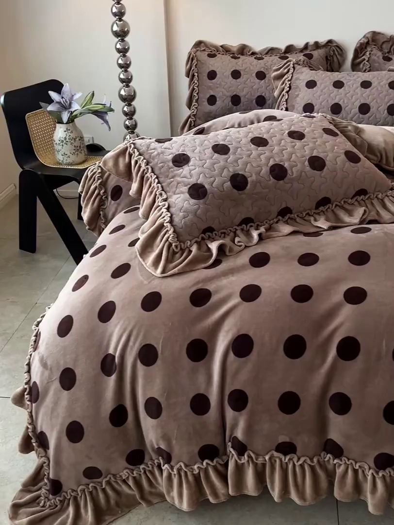 91家纺网 家纺一手货源 找家纺 云玲时尚 2025新款牛奶绒赫本风夹棉床盖四件套 圈点-咖