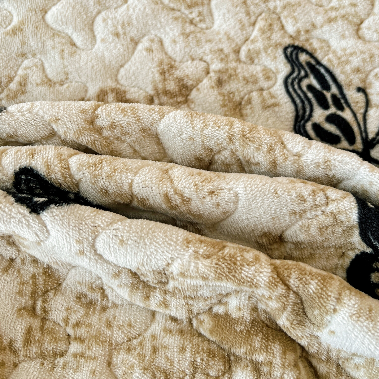 91家纺网 家纺一手货源 找家纺 云玲时尚 2025新款牛奶绒赫本风夹棉床盖四件套 蝴蝶-陀