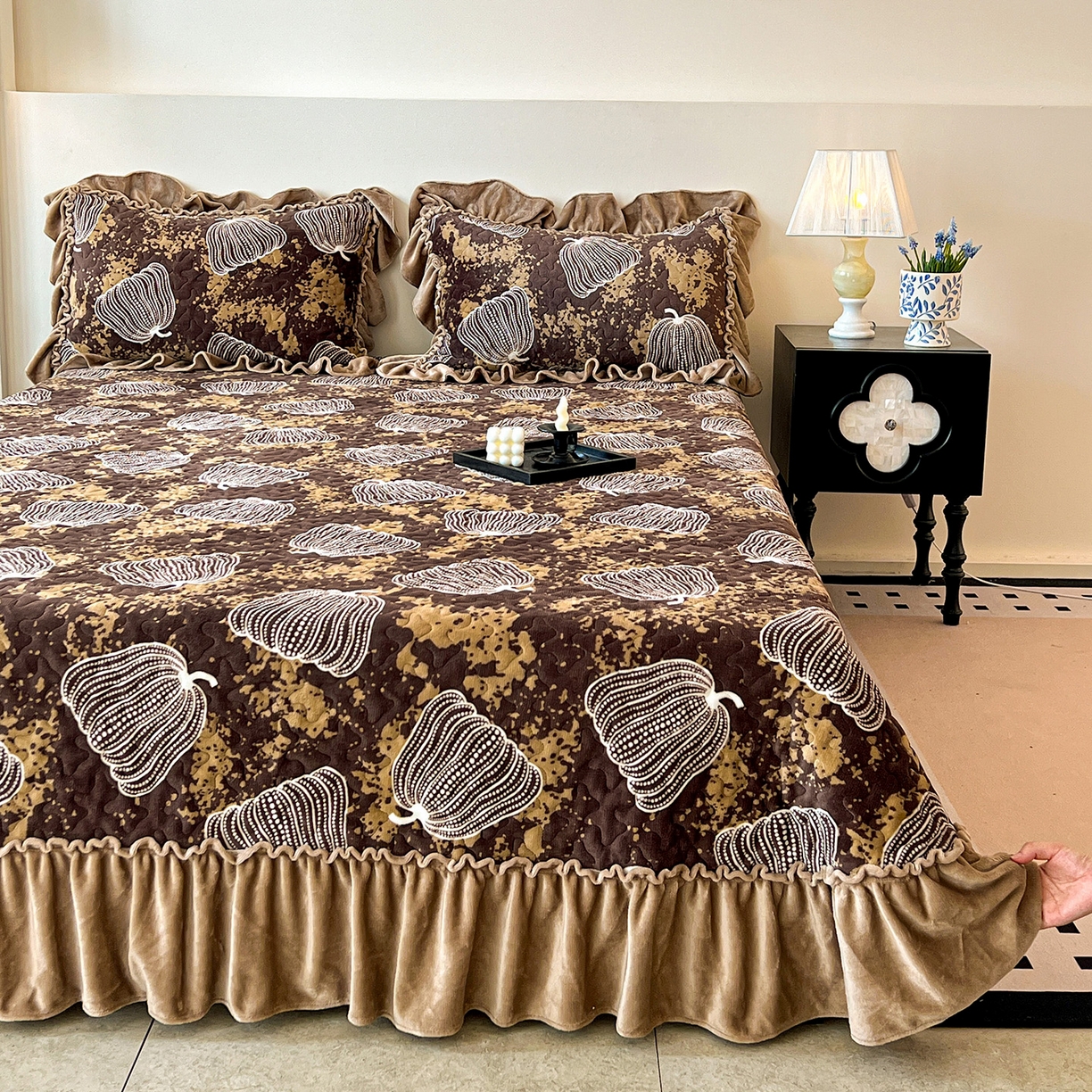 91家纺网 家纺一手货源 找家纺 云玲时尚 2025新款牛奶绒赫本风夹棉床盖四件套 南瓜-咖