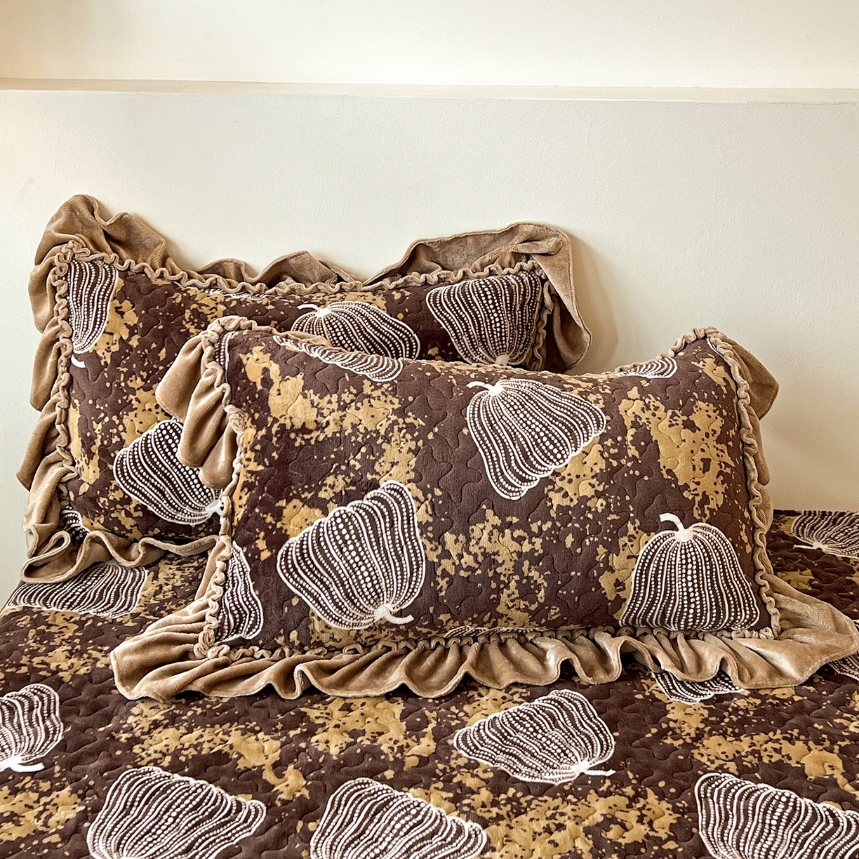 91家纺网 家纺一手货源 找家纺 云玲时尚 2025新款牛奶绒赫本风夹棉床盖四件套 南瓜-咖