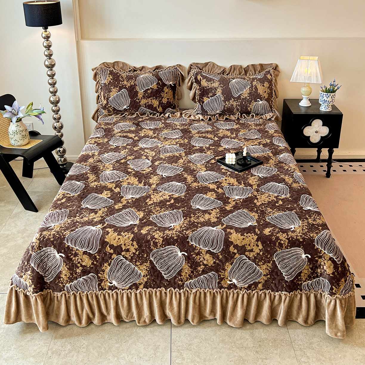 91家纺网 家纺一手货源 找家纺 云玲时尚 2025新款牛奶绒赫本风夹棉床盖四件套 南瓜-咖