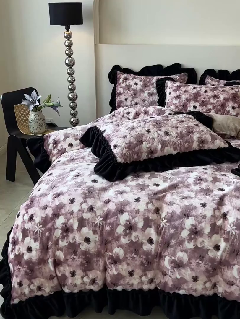 91家纺网 家纺一手货源 找家纺 云玲时尚 2025新款牛奶绒赫本风夹棉床盖四件套 樱花-粉