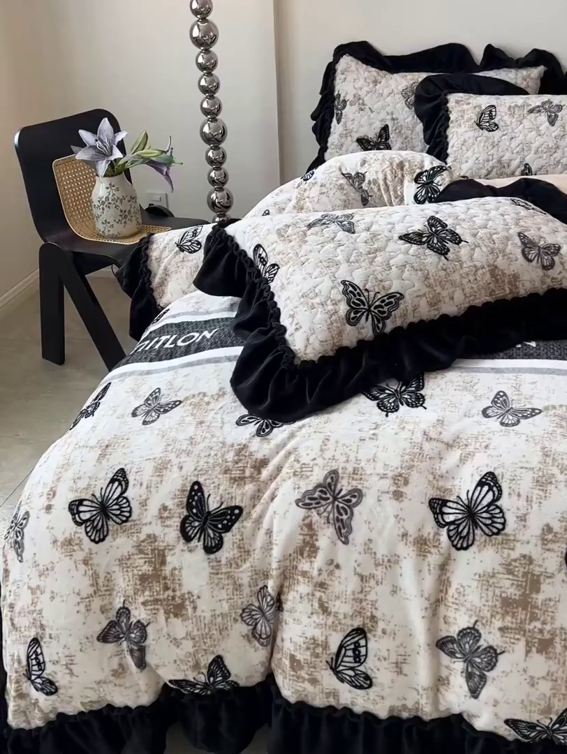 91家纺网 家纺一手货源 找家纺 云玲时尚 2025新款牛奶绒赫本风夹棉床盖四件套 蝴蝶-陀