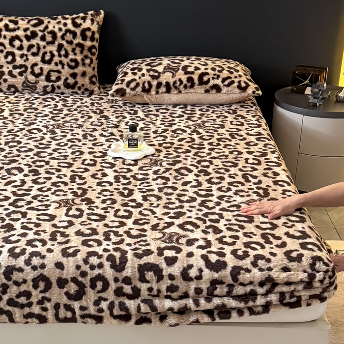91家纺网 家纺一手货源 找家纺 爱多多家居 2025新款印花兔毛绒高克重单床笠床笠单件 床笠-字母豹纹