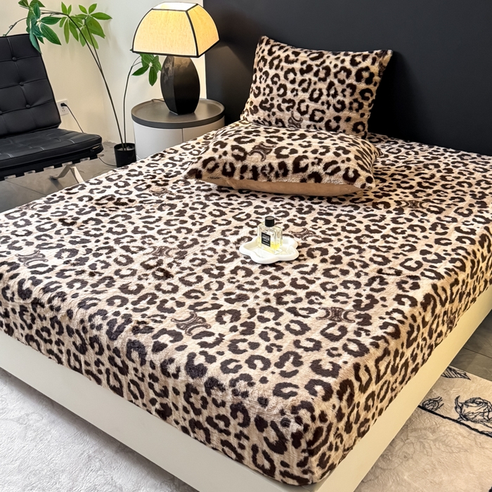 91家纺网 家纺一手货源 找家纺 爱多多家居 2025新款印花兔毛绒高克重单床笠床笠单件 床笠-字母豹纹