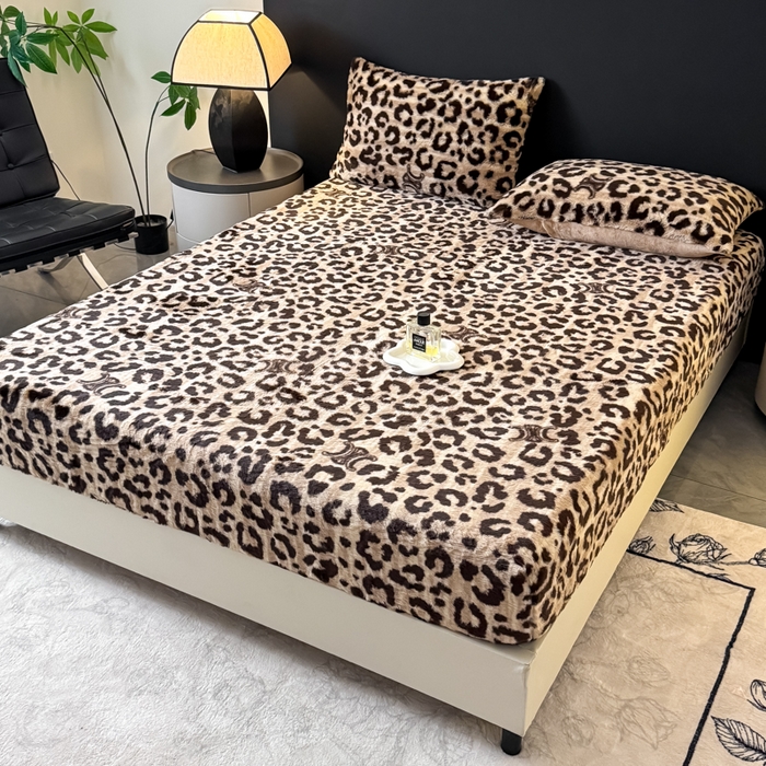 91家纺网 家纺一手货源 找家纺 爱多多家居 2025新款印花兔毛绒高克重单床笠床笠单件 床笠-字母豹纹