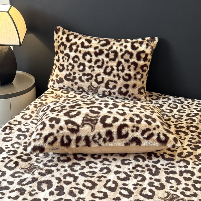 91家纺网 家纺一手货源 找家纺 爱多多家居 2025新款印花兔毛绒高克重单床笠床笠单件 床笠-字母豹纹