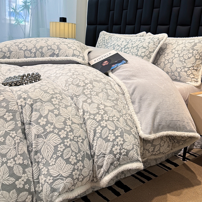 91家纺网 家纺一手货源 找家纺 云玲时尚 2025新款牛奶绒立体雕花兔毛绒包边四件套 浅灰叶梦