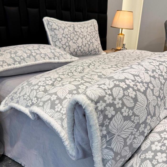 91家纺网 家纺一手货源 找家纺 云玲时尚 2025新款牛奶绒立体雕花兔毛绒包边四件套 浅灰叶梦