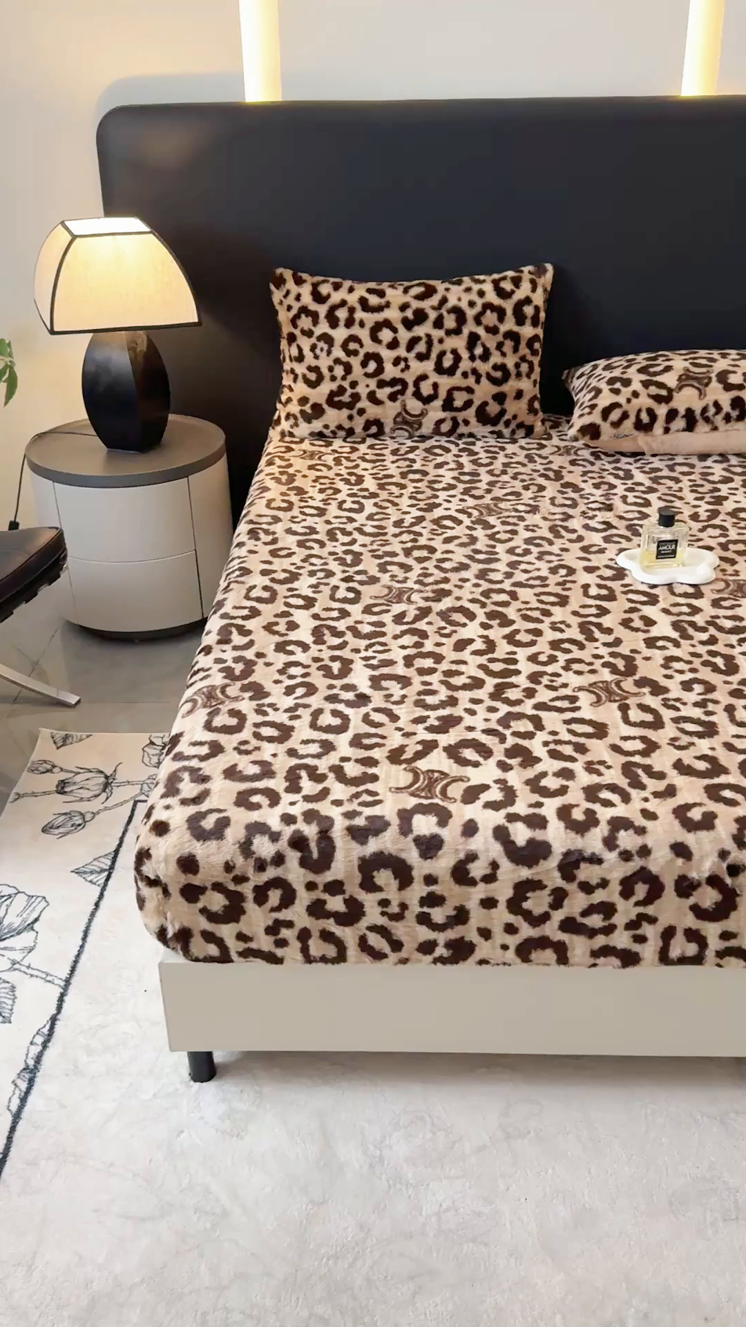 91家纺网 家纺一手货源 找家纺 爱多多家居 2025新款印花兔毛绒高克重单床笠床笠单件 床笠-字母豹纹