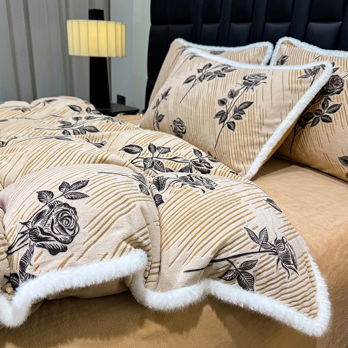 91家纺网 家纺一手货源 找家纺 云玲时尚 2025新款牛奶绒立体雕花兔毛绒包边四件套 水墨玫瑰