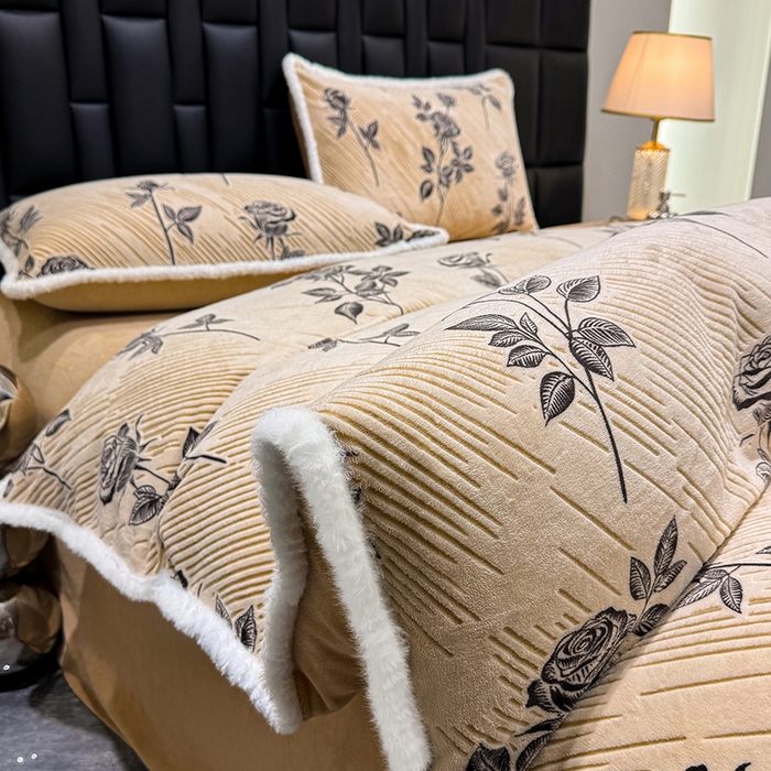 91家纺网 家纺一手货源 找家纺 云玲时尚 2025新款牛奶绒立体雕花兔毛绒包边四件套 水墨玫瑰