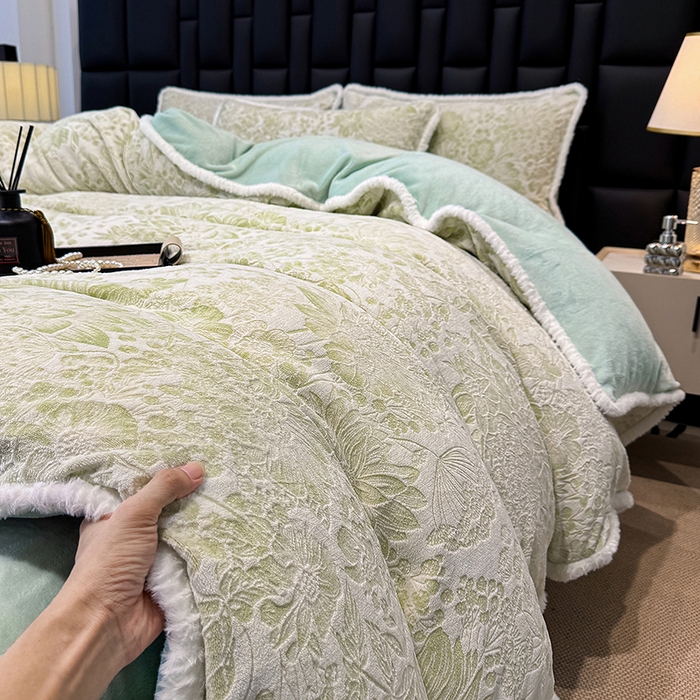 91家纺网 家纺一手货源 找家纺 云玲时尚 2025新款牛奶绒立体雕花兔毛绒包边四件套 碎花漫语