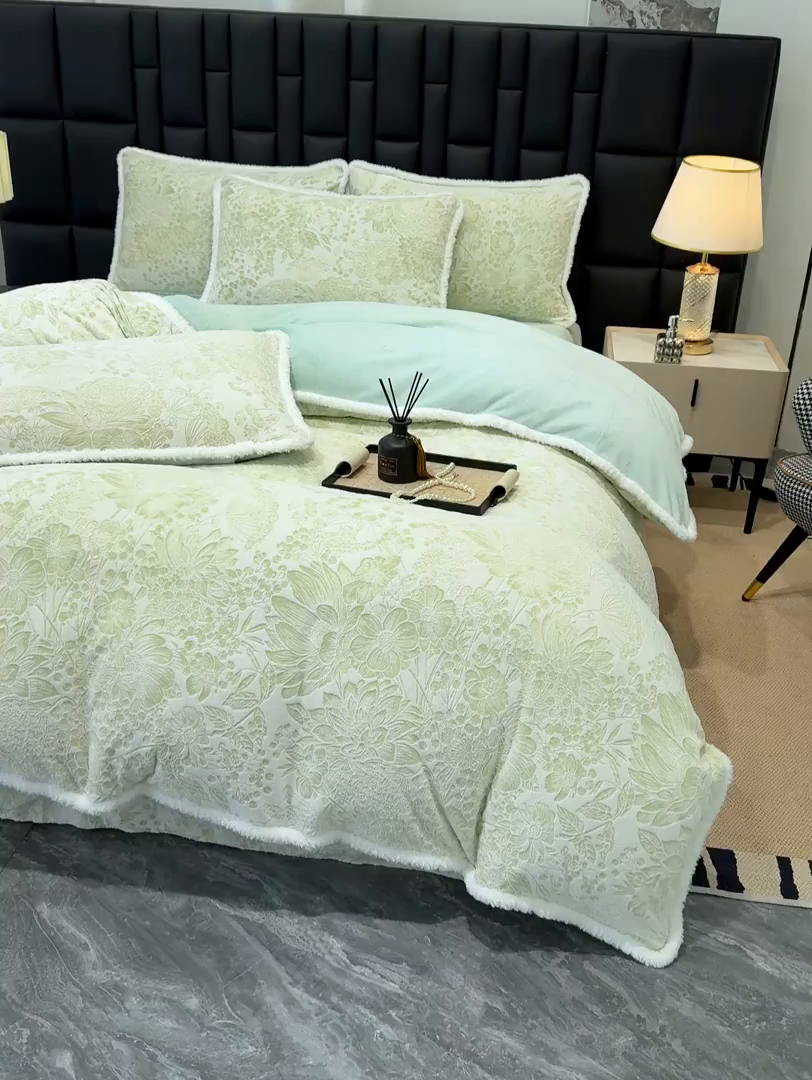 91家纺网 家纺一手货源 找家纺 云玲时尚 2025新款牛奶绒立体雕花兔毛绒包边四件套 碎花漫语