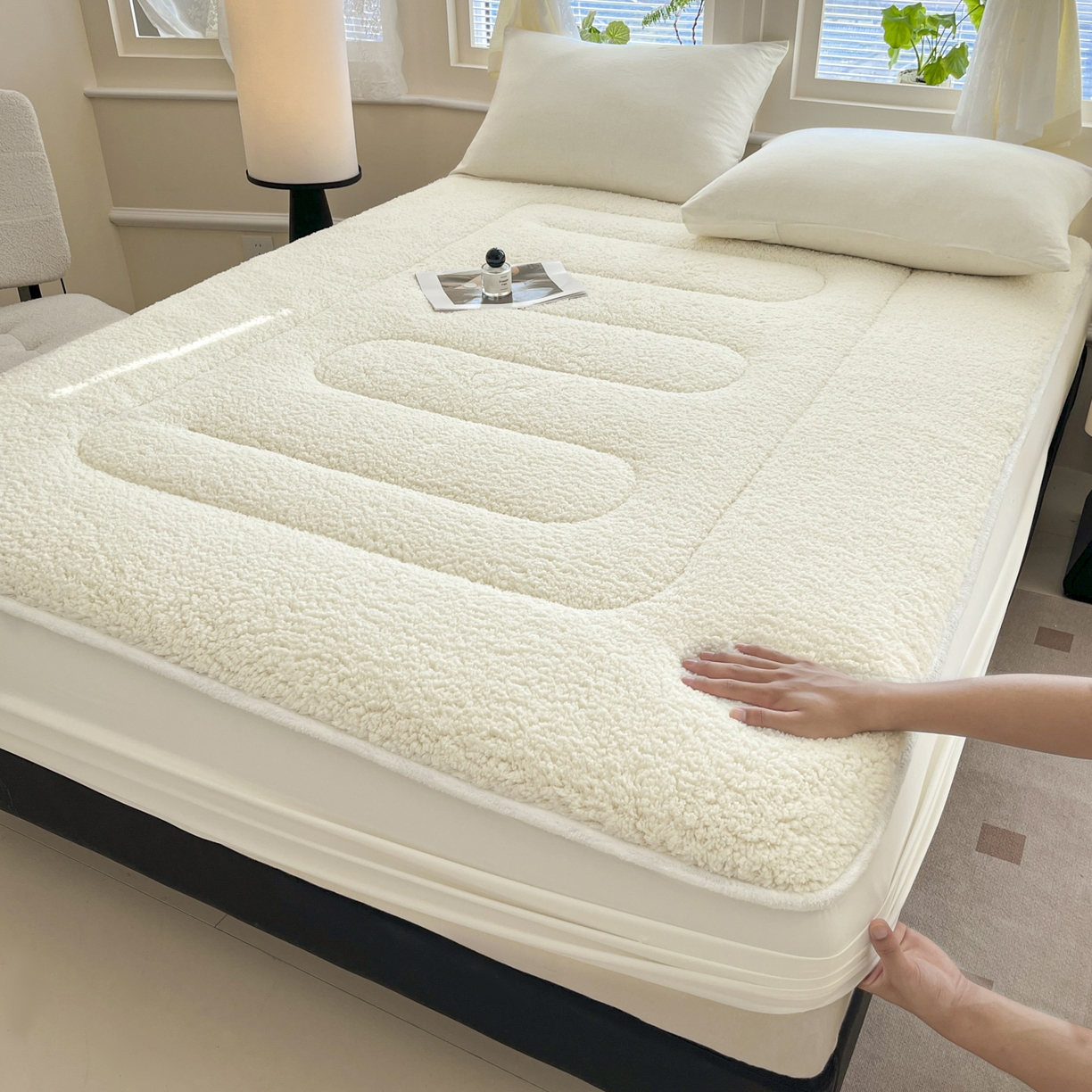 91家纺网 家纺一手货源 找家纺 悠米悠家 2025新款A类羊羔绒夹棉大豆床笠床垫 白色