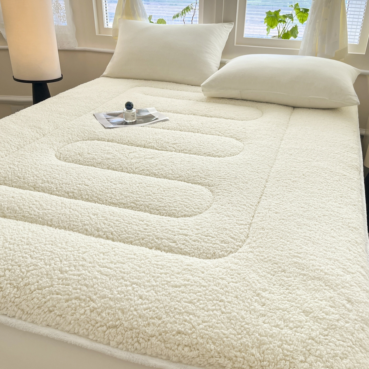 91家纺网 家纺一手货源 找家纺 悠米悠家 2025新款A类羊羔绒夹棉大豆床笠床垫 白色